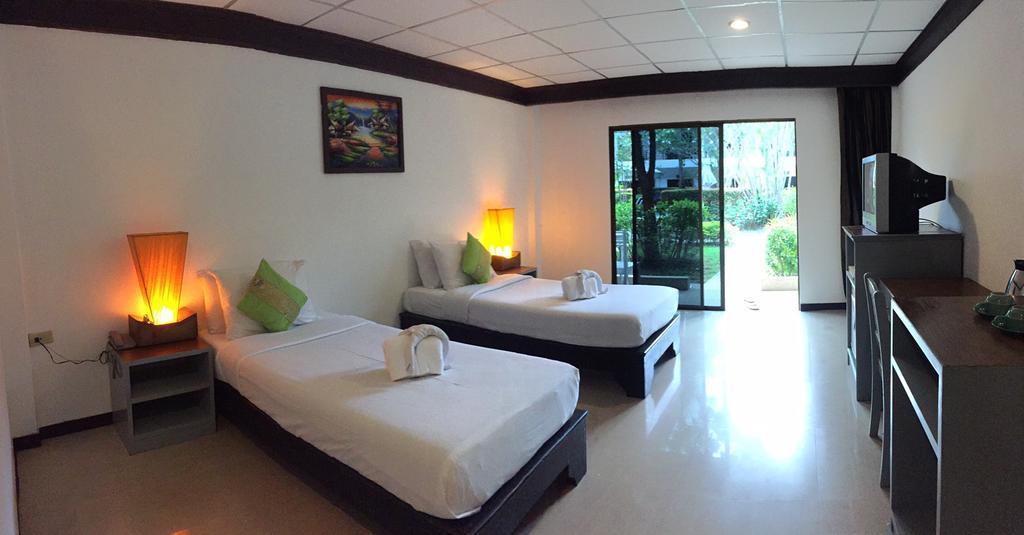 Bamboo Beach Hotel & Spa Patong Exterior photo