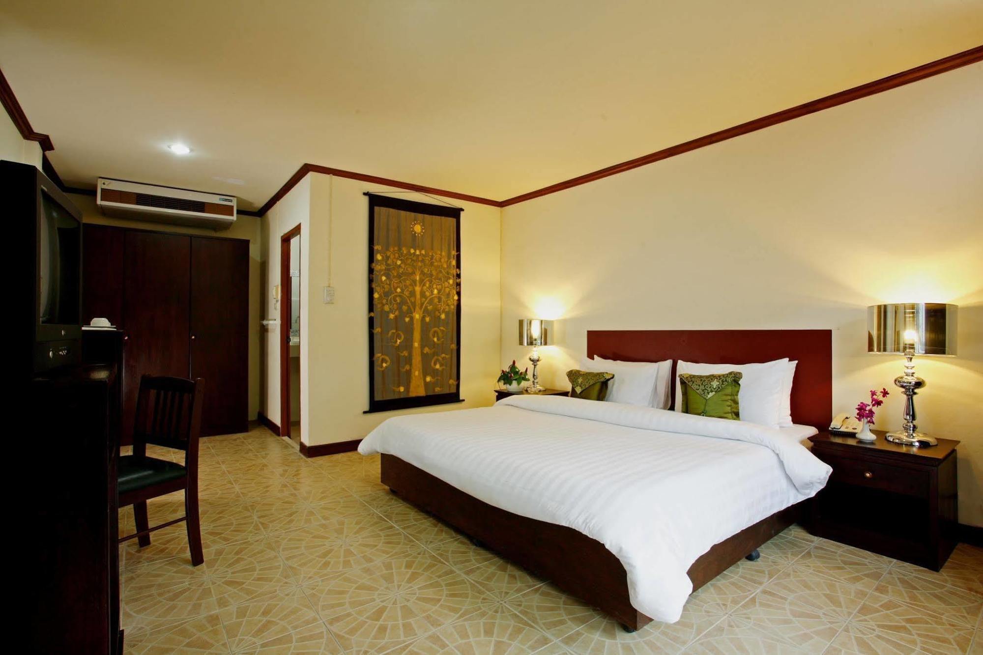 Bamboo Beach Hotel & Spa Patong Exterior photo