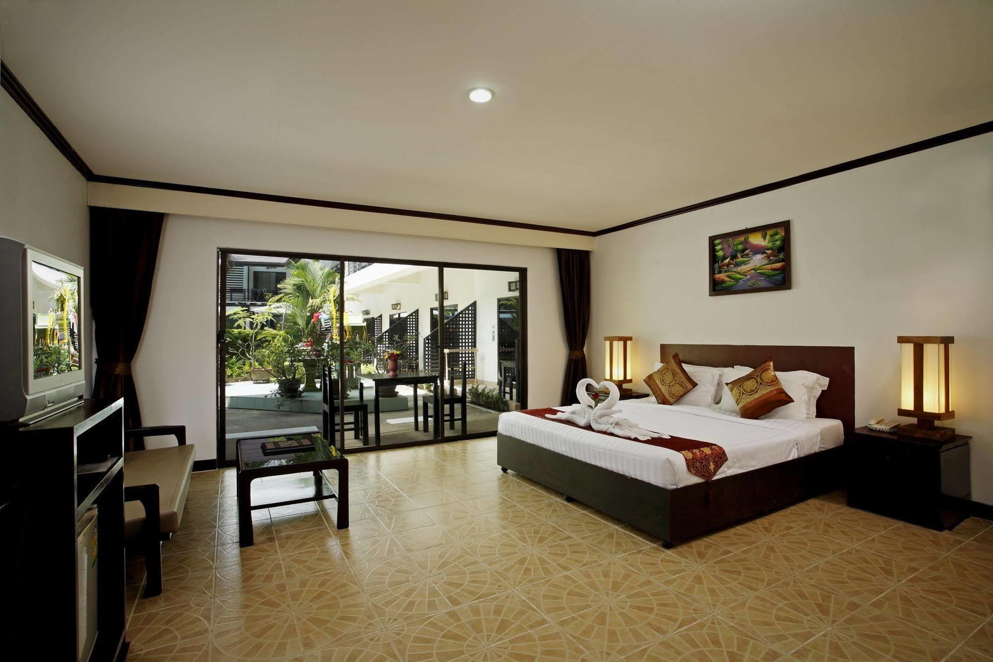 Bamboo Beach Hotel & Spa Patong Exterior photo