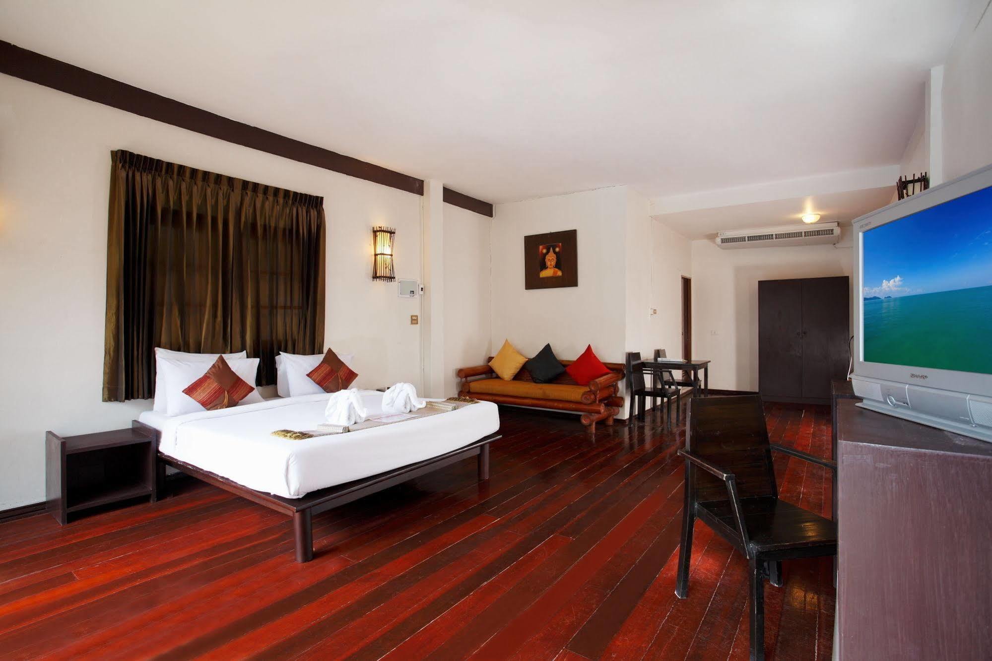 Bamboo Beach Hotel & Spa Patong Exterior photo
