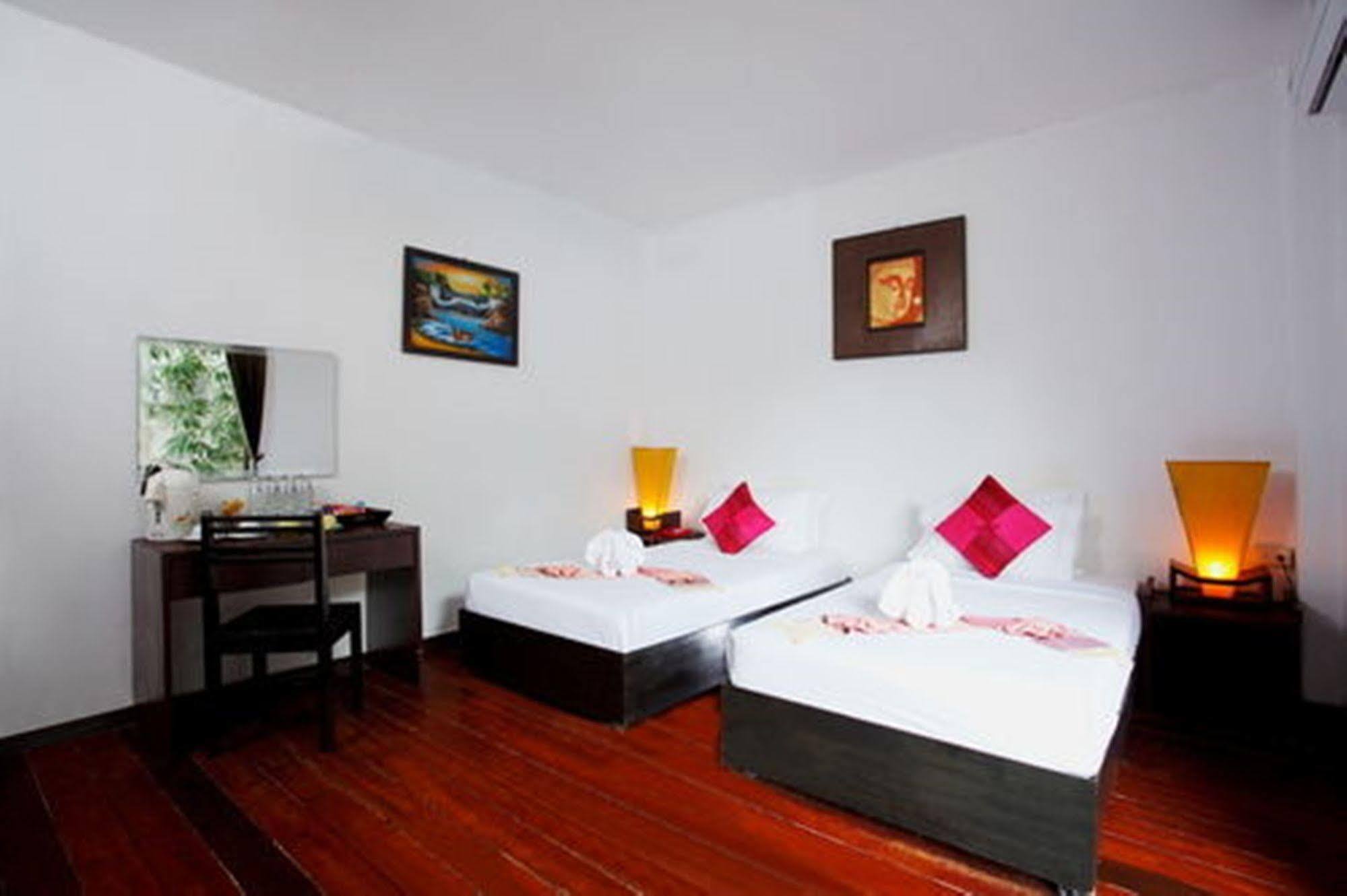 Bamboo Beach Hotel & Spa Patong Exterior photo