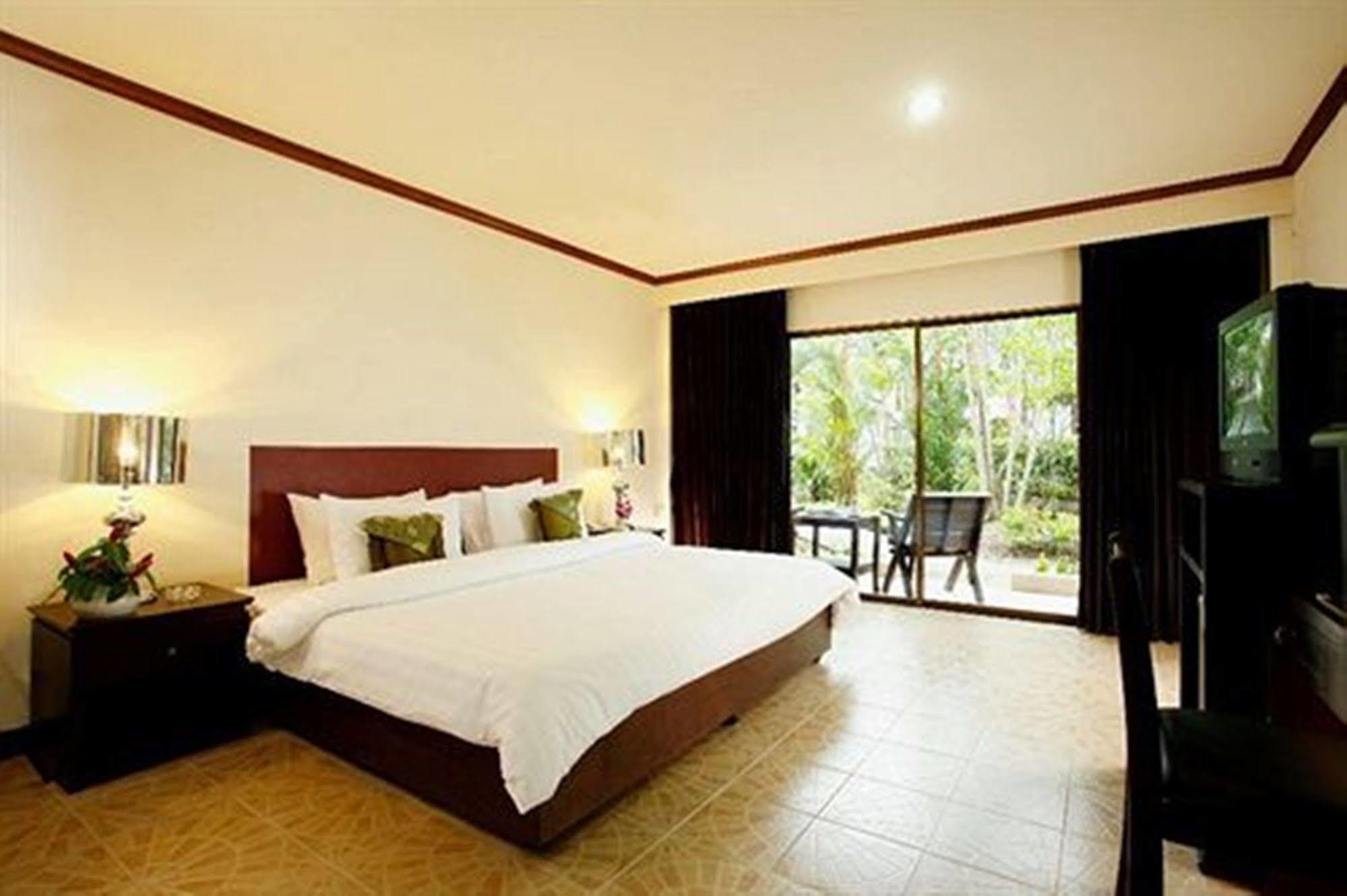 Bamboo Beach Hotel & Spa Patong Exterior photo