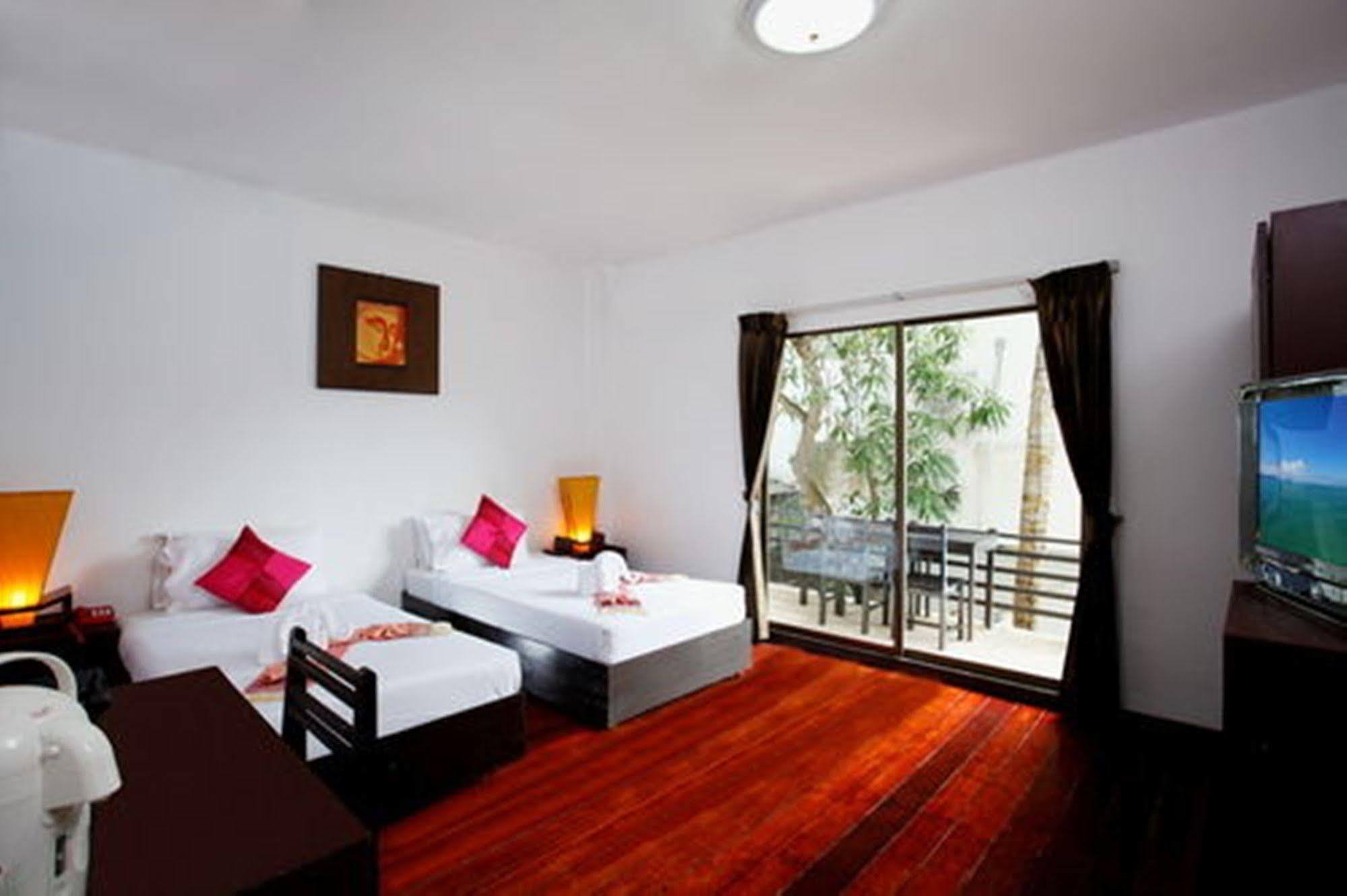 Bamboo Beach Hotel & Spa Patong Exterior photo